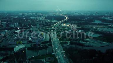 大城市高速公路交叉口的空中拍摄。 傍晚高峰时，商场附近交通堵塞